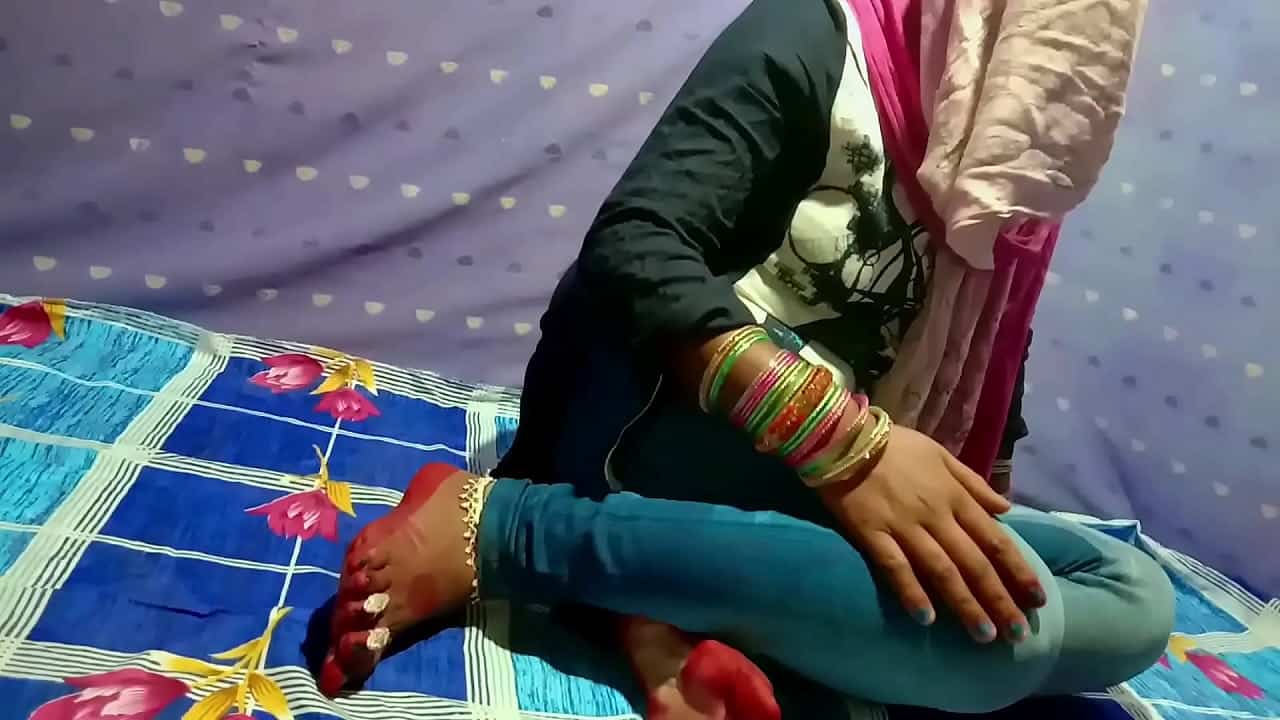 Sexy blue film hindi ghar me akeli sali ki chut chudai bistar pe