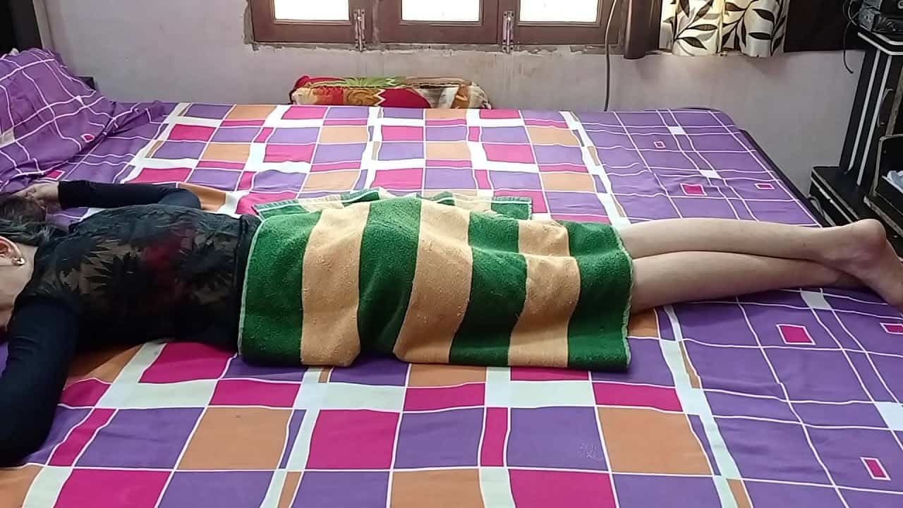 अपनी दोस्त के सौतेली माँ को पेला कैमरा के सामने