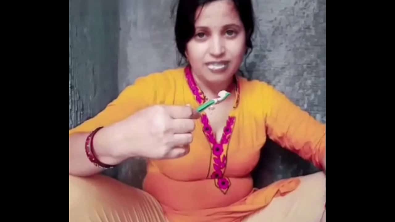 भाभी नहा रही थी तभी देवर ने वीडियो बनाकर ब्लैक मेल करके भाभी की चुदाई की