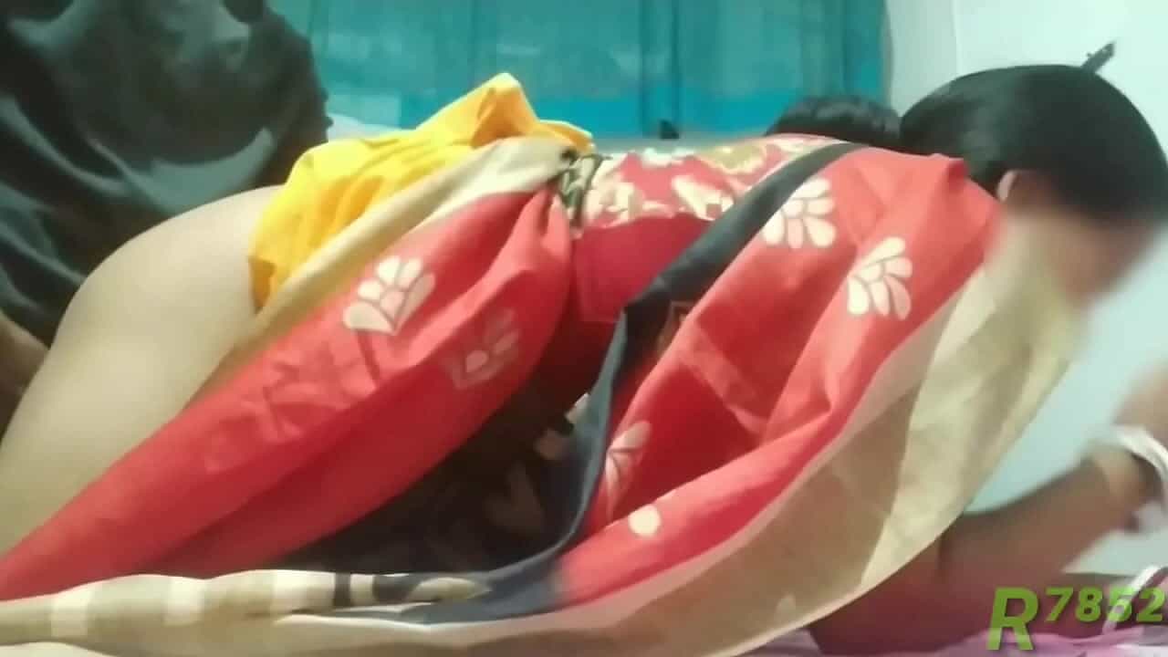 हॉट सेक्स भाभी की चूत चोदा ऑफिस स्टाफ ने पीछे से