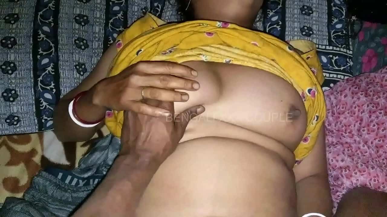 बीवी को बिस्तर पे लेटाके खूब चोदा देसी ममस